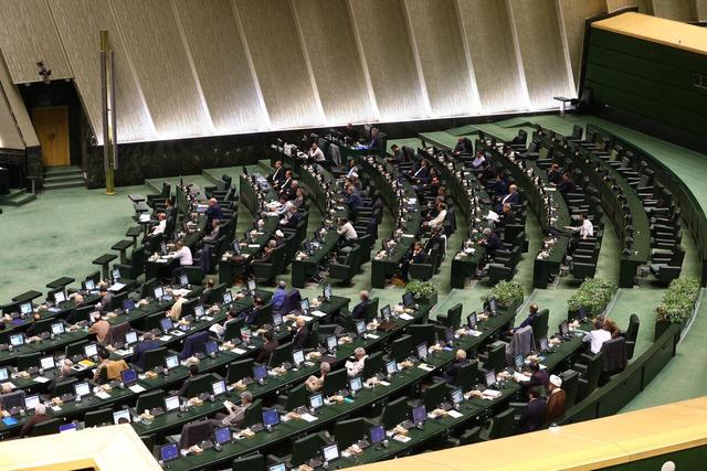 آدم‌های تریلیاردر دور پزشکیان را گرفتند | یک «سیگنال بِده» را از دولت بیرون انداختیم