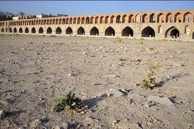 بحران اصفهان تا سه ماه آینده چندین استان را درگیر می‌کند