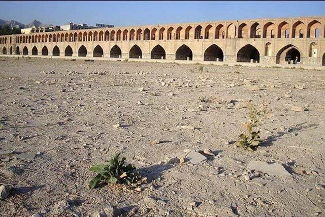 بحران اصفهان تا سه ماه آینده چندین استان را درگیر می‌کند