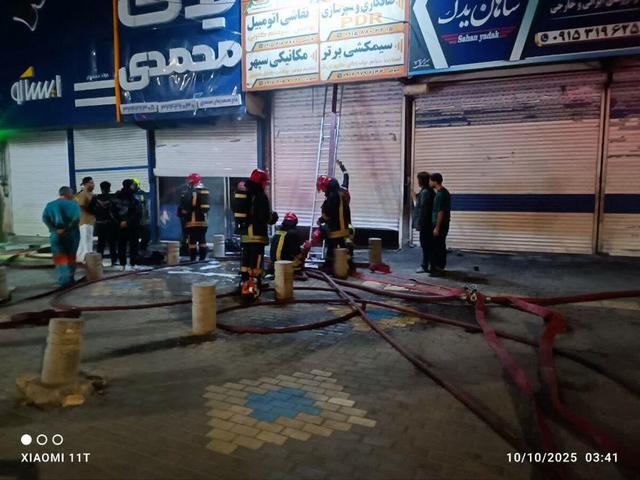آتش سوزی مغازه لوازم یدکی در خیابان رسالت