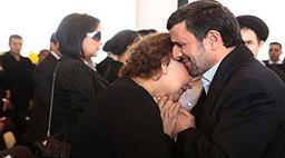 پشت پرده بغل کردن مادر چاوز توسط احمدی‌نژاد