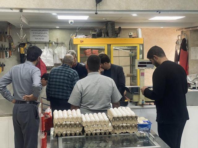تخلف یک واحد مرغ فروشی در سمنان؛ ضایعات گوشت کشف شد
