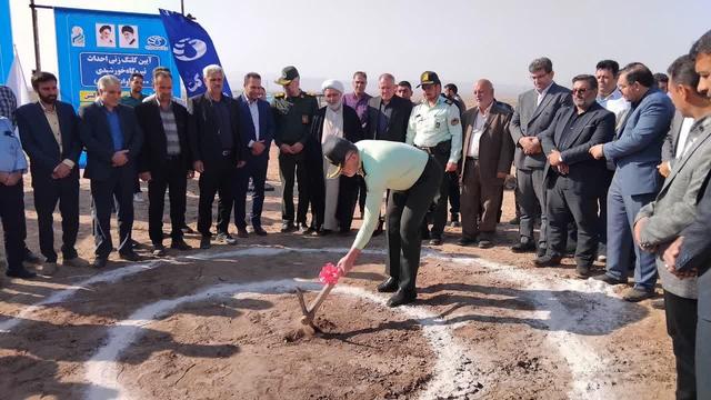 کلنگ احداث نیروگاه خورشیدی ۱۰۰ مگاواتی اردستان به زمین زده شد
