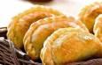 طرز تهیه پیراشکی پیتزایی خانگی با خمیر نرم و کش‌دار