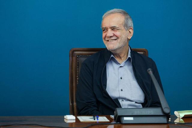 پزشکیان: پنل‌های خورشیدی نباید در گمرک بمانند