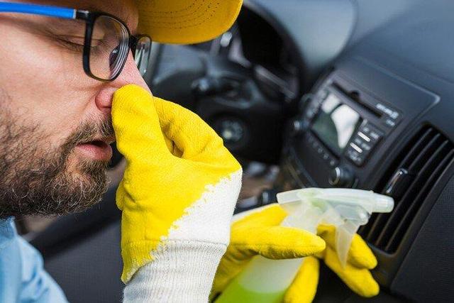 علت بوی بد بخاری خودرو چیست ؟ ؛ دلایل اصلی و روش‌های رفع آن