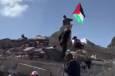 فیلم/ برافراشتن پرچم فلسطین بر ویرانه‌های غزه