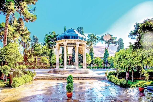راز جاودانگی حافظ در تعهدبه زیبایی و آزاداندیشی