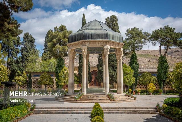 حافظ؛ نشانِ خاک و اوج افلاک