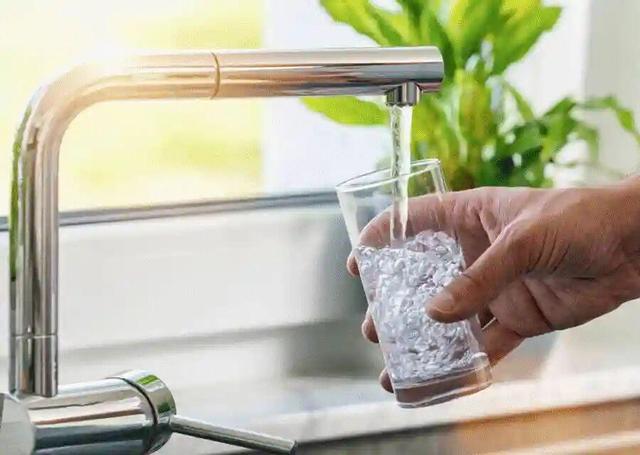 اختلال ۴۸ ساعته در تأمین آب شرب شهر بوشهر به‌دلیل تلاطم دریا
