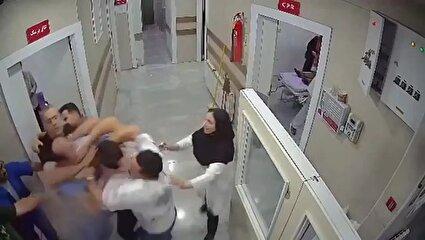 ببینید/ حمله دسته‌جمعی همراهان بیمار به یک پزشک در شهریار