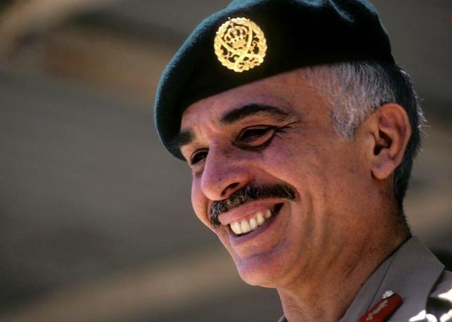 عکس؛ سفر در زمان؛ «ملک حسین پادشاه اردن» در ۱۷ سالگی و در فرودگاه لندن؛ سال ۱۳۳۱