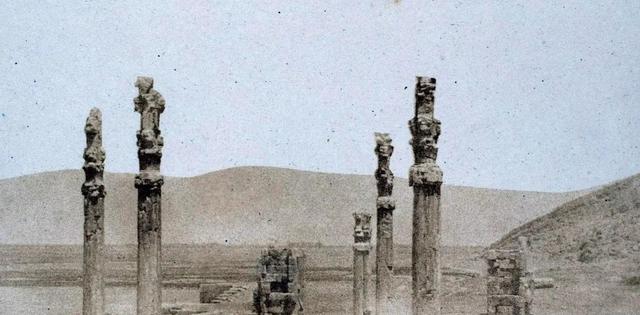 قدیمی‌ترین عکس از ستون‌های تخت جمشید؛ پرسپولیس ۱۷۰ سال پیش چه شکلی بود؟