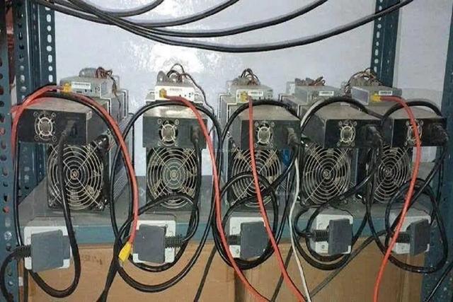 کشف دستگاه استخراج رمز ارز قاچاق در بستک