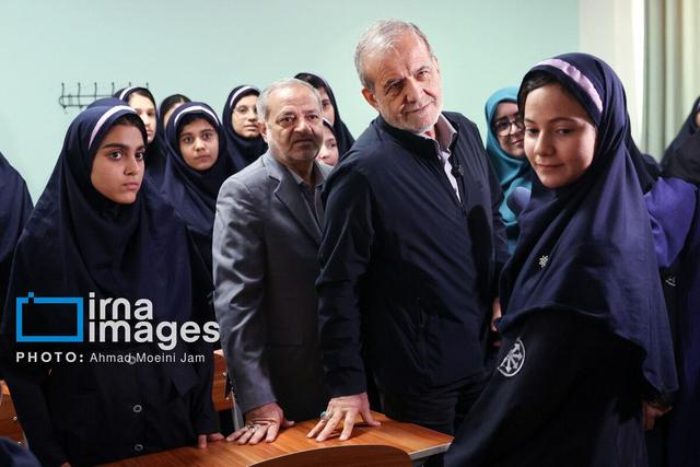 عکس روز | افتتاح پروژه های آموزش و پرورش با حضور رییس جمهور