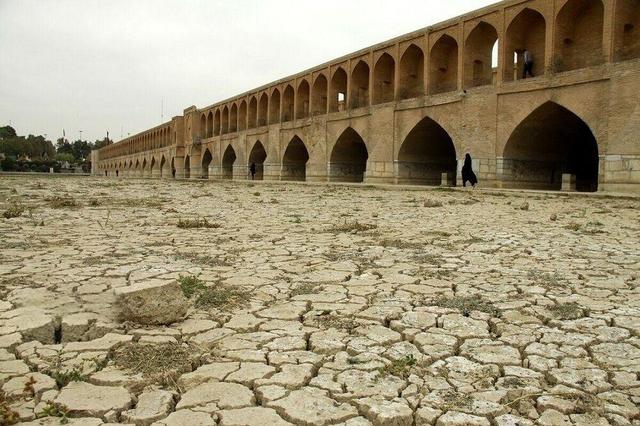 فرونشست پیامد شوم خشک کردن «زاینده رود» و «گاوخونی»| معضلی فراملی که ایران را در برمی گیرد