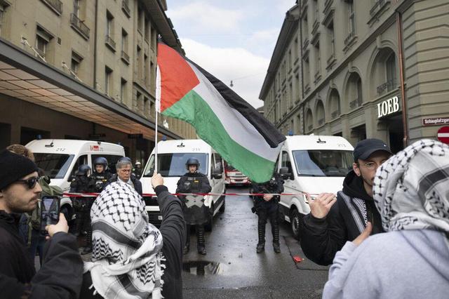 تجمع اعتراضی حامیان فلسطین در سوئیس/۲۰ نفر زخمی و ۵۳۶ معترض بازداشت شدند 