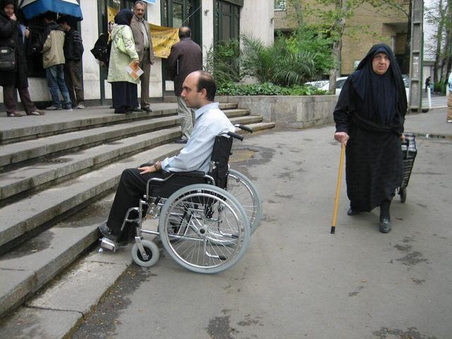 مبلمان نامناسب شهری عامل انزوای معلولان است/ اظهار تاسف از توقف غربالگری ژنتیکی