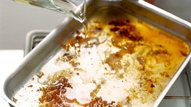 تمیز کردن سینی فر سوخته ؛ ۵ روش ساده و مؤثر برای برق انداختن سینی فر