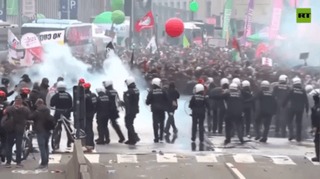 Police use water cannons against protesters in Brussels (VIDEO)