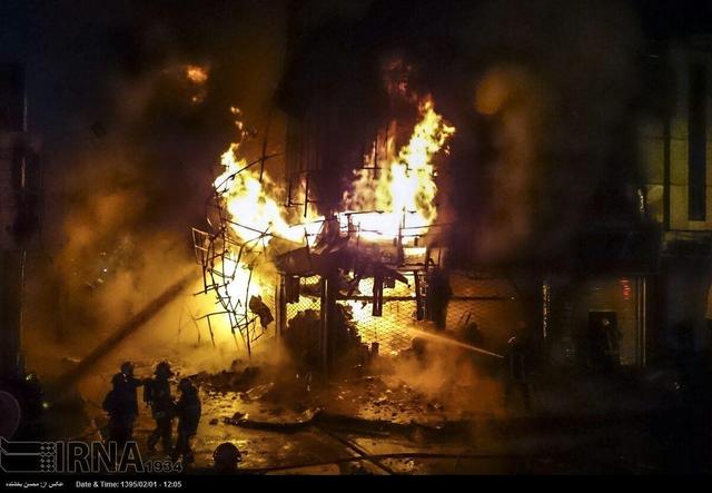 آتش‌سوزی گسترده در چند مغازه تجاری بابل/ ۳۵ آتش‌نشان به محل حادثه اعزام شدند+فیلم