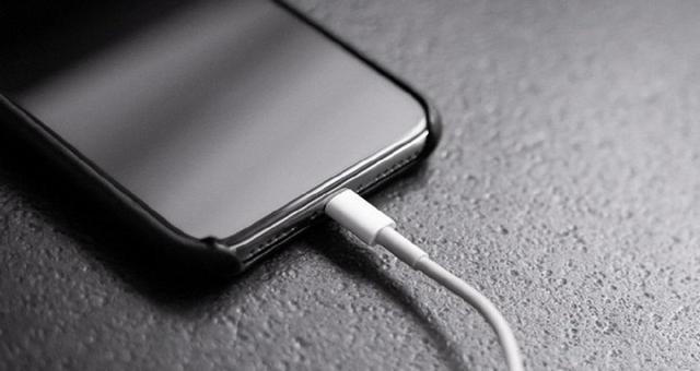 5 چیزی که هرگز نباید به درگاه USB گوشی خود وصل کنید