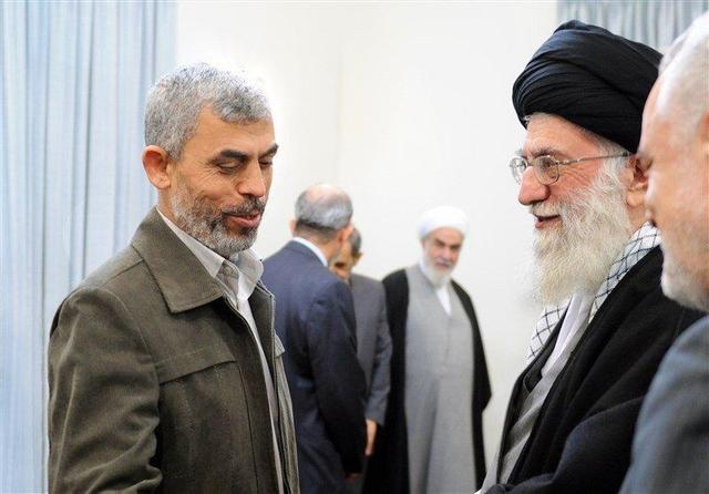 ببینید | تصاویری از دیدار شهید یحیی السنوار با رهبر انقلاب