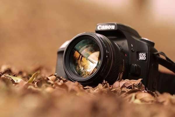 چرا لنز دوربین گرد است، اما عکس‌ها مستطیل؟