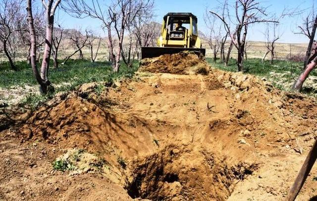 نحوه برخورد با چاه های غیر مجاز در باغ ویلا ها؛ مستندسازی با فیلمبرداری از پر کردن چاه