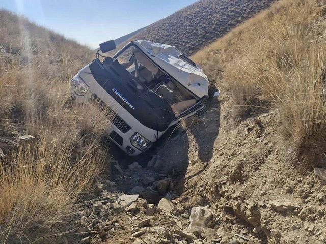 ۱۹ مصدوم حادثه مینی‌بوس در گلبهار تحت مراقبت‌های پزشکی هستند