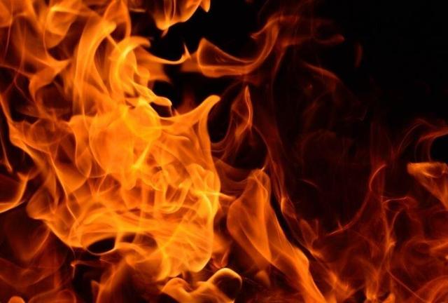 آتش‌سوزی در ساختمان دو طبقه متروکه در خیابان انقلاب/ عملیات اطفای حریق توسط نیروهای آتش‌نشانی