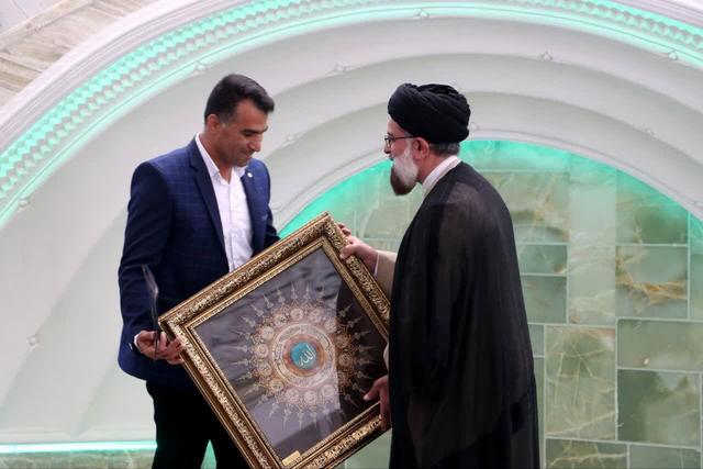 امام جمعه آباده از قهرمان ملی این شهر تقدیر کرد