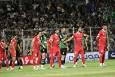 هواداران پرسپولیس به مالک خیبر دسته گل دادند، به سمت هاشمیان بطری پرتاب کردند+فیلم
