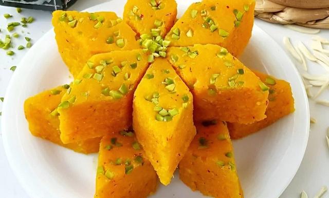 روش تهیه شیرینی لوز زعفرانی ؛ چه کار کنیم شیرینی لوز خشک و شکننده نشود؟