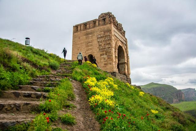 بهره‌گیری از انرژی خورشیدی قلعه ضحاک را به نماد گردشگری سبز استان بدل می کند