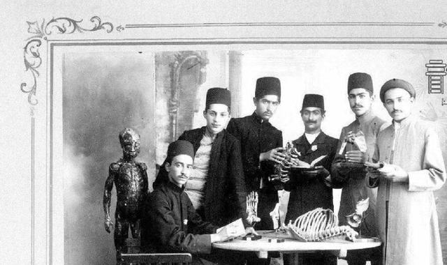 دانشجویان پزشکی قدیم!/چند نفر شاگرد طب در دارالفنون(عکس)