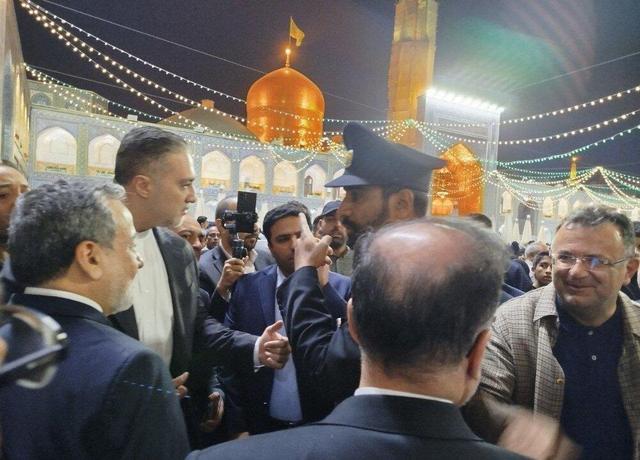 تشرف عراقچی به حرم مطهر رضوی