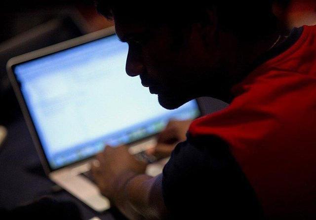 اکبر سگدست نوشته «بنده یک‌بار توی آسانسور با این آقای بازیگر بودم، ایشان حتی نگاه هم نکرد، واقعا حس امنیت گرفتم»!/می‌خواهند حواسمان را پرت کنند