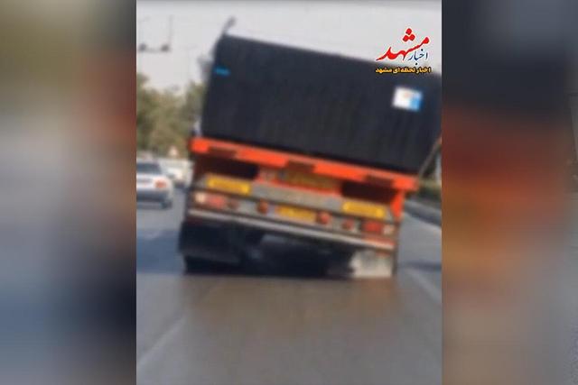 ببینید | حرکت کامیون بدون لاستیک عقب در بزرگراه مشهد!