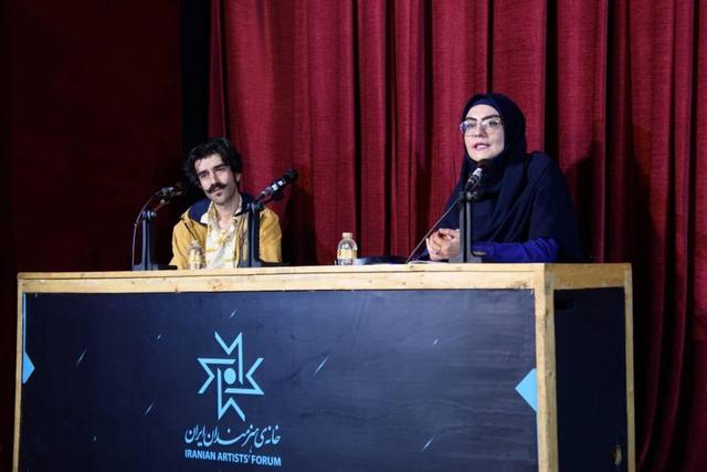 امضای کارگردان در فیلم‌تئاتر «چه کسی از ویرجینیا ولف می‌ترسد؟» دیده نمی‌شود