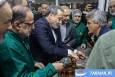 عکس: پذیرایی صمیمانه سیدعباس عراقچی از زائران در چایخانه حرم مطهر رضوی