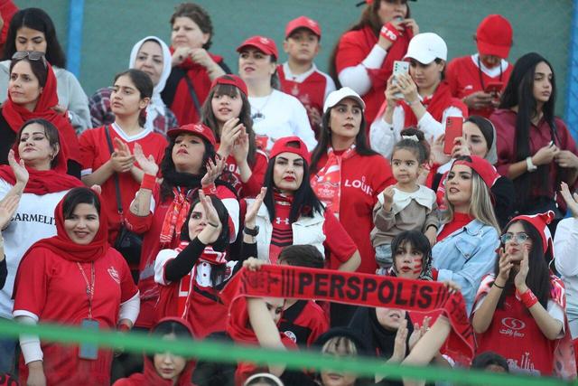 عکس| دختران اصفهانی که با افتخار پرسپولیسی‌اند!
