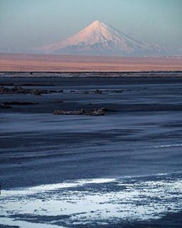 عکس: شکوه قله دماوند از دریاچه حوض سلطان قم