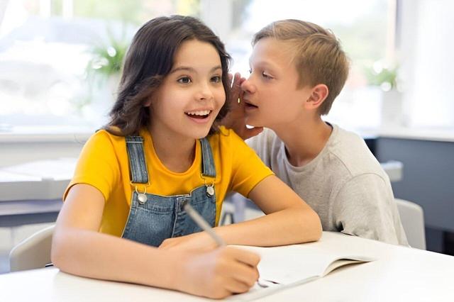 این کارهای ساده کودک را خبرچین می‌کند + روش تربیتی درست
