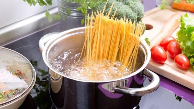 تا الان ماکارونی را اشتباه می‌شکستیم! ؛ ترفند درست و علمی برای شکستن ماکارونی