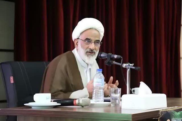 نماینده ولی‌فقیه در سپاه: انعطاف در مقابل دشمنان آنها را به عقب نمی‌راند