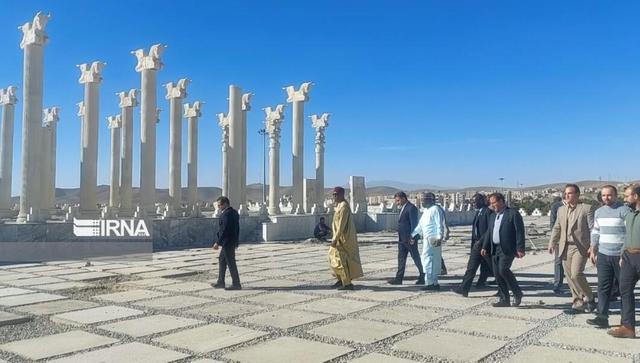 فیلم|بازدید سفیر نیجر از مجموعه توریستی «مینی‌وُرلد» ملایر