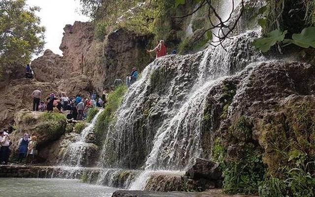 آبشار نیاسر گردشگران را تهدید می‌کند
