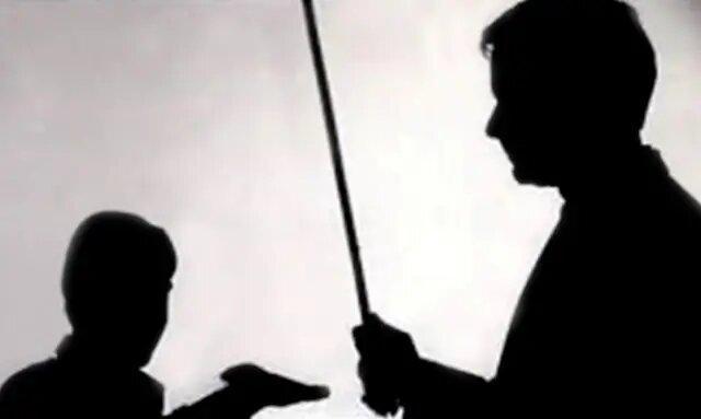 عزل معاون یک مدرسه بدلیل تنبیه خشن یک دانش آموز