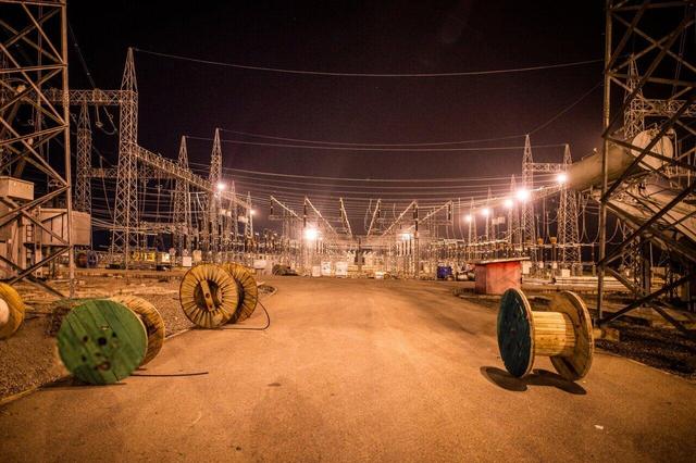 ببینید | اختلالات برقی مرموز در بنی‌باراک؛ شعله‌هایی که خاموش نمی‌شوند